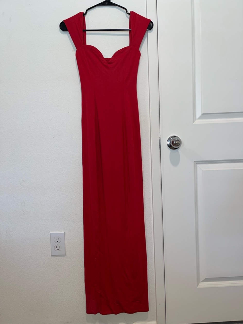 Elegant Red Maxi Dress with Sweetheart Neckline - Picture 2 of 8